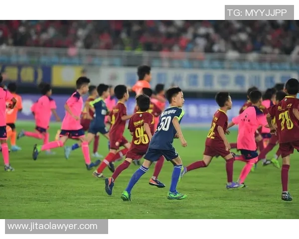 足球运动员如何通过个人努力与团队协作实现职业生涯的突破与成长